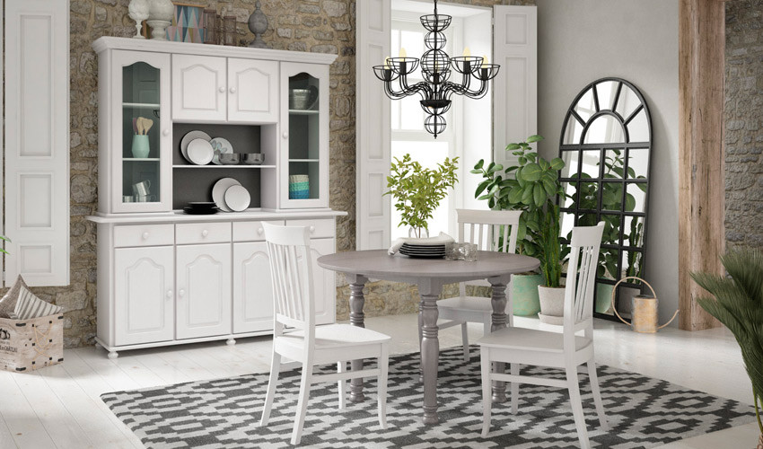 Salón comedor estilo provenzal con Aparador con librería, mesa de comedor y  sillas