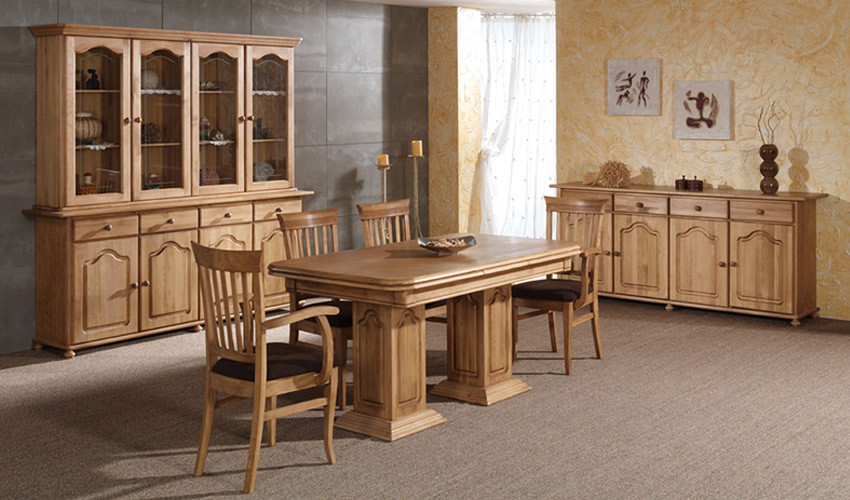 Salón comedor con Aparador, vitrina, mesa de comedor y sillas