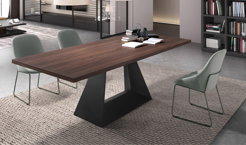 Mesa comedor fabricada en madera de roble y patas metálicas Ref Q48000