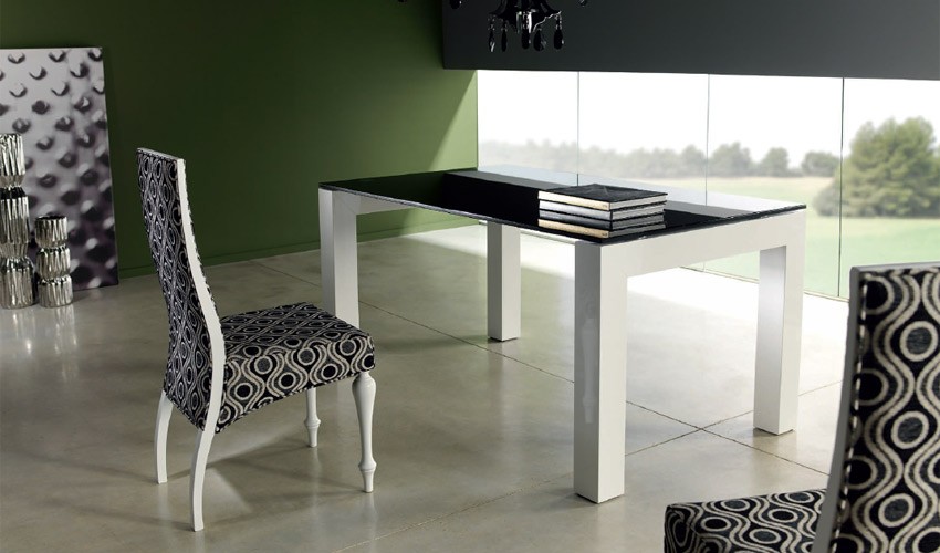 Mesa de comedor de diseño lacada con tapa cristal