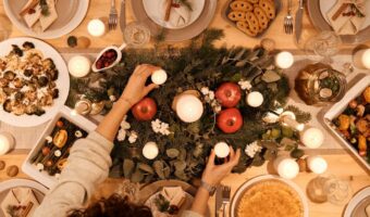 Cómo decorar una mesa de centro de sala para Navidad