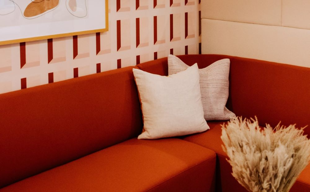 Qué cojines poner en un sofá rojo: ideas y consejos - Consejos e  información útil sobre sofás