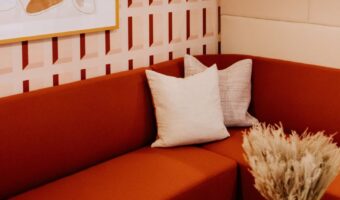 Qué cojines poner en un sofá rojo: ideas y consejos